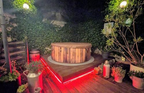 Le Dorat Appartement | Garage Number 9 Private Urban Loft Apartment with Jacuzzi in Le Dorat