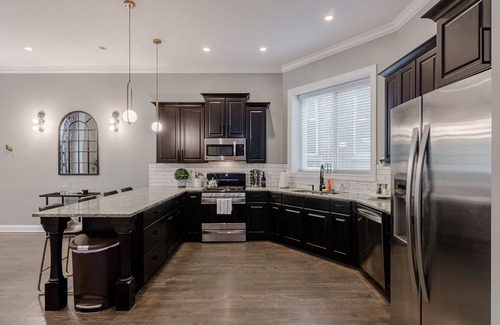 Tri-Taylor Copropriété | GARAGE PARKING! Stay in, Walk to Great Local Spots, Grab the CTA, or Hop on I-290 - the Perfect Location for All Your Adventures by AllSet Turnover