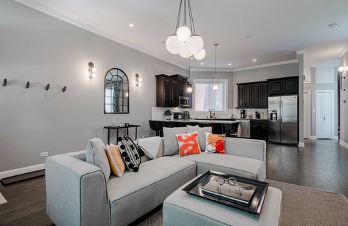 Tri-Taylor Copropriété | GARAGE PARKING! Stay in, Walk to Great Local Spots, Grab the CTA, or Hop on I-290 - the Perfect Location for All Your Adventures by AllSet Turnover
