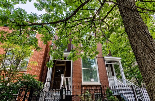 Tri-Taylor Copropriété | GARAGE PARKING! Stay in, Walk to Great Local Spots, Grab the CTA, or Hop on I-290 - the Perfect Location for All Your Adventures by AllSet Turnover