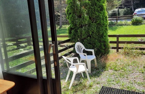 Ancelle Appartement | Garden apartment in the mountains. Quiet residence with green space.
