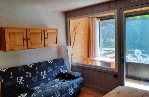 Ancelle Appartement | Garden apartment in the mountains. Quiet residence with green space.
