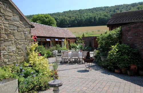 Hope Bowdler Maison | Garden Cottage at Eaton Manor