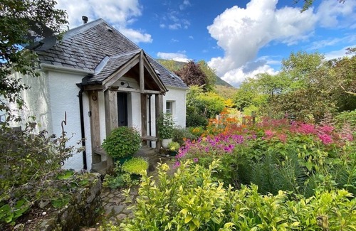 West Laroch Cottage | Cozy Garden Cottage pour deux près de la mer et avec vue sur Ben Nevis.