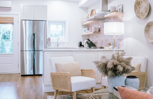 Prince Edward Maison | Garden Cottage Pet Friendly w/ complimentary Sandbanks Park Pass