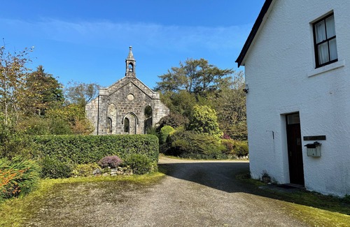 West Laroch Appartement | Garden Flat - set in beautiful large garden with old church ruins on the grounds