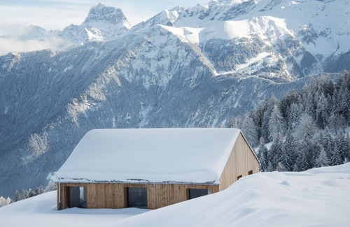 Monthey Cabine | Garden-focused Cabin With Terrace Views