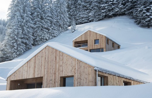 Monthey Cabine | Garden-focused Cabin With Terrace Views