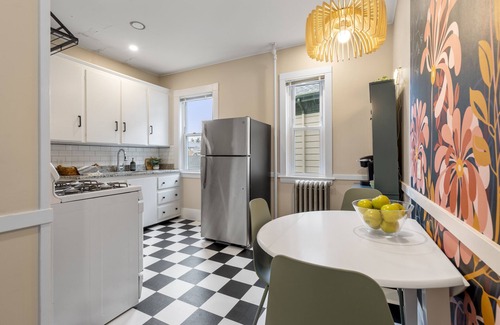 Beverly Appartement | Garden Getaway 2BR Minutes to Salem, Beach, and train to Boston!