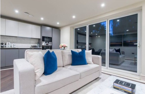 Redbridge Appartement | Garden Haven: Luxe 1BR 1BA Chigwell Retreat