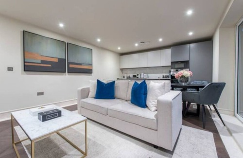 Redbridge Appartement | Garden Haven: Luxe 1BR 1BA Chigwell Retreat
