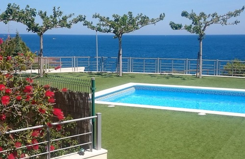Llanca Appartement | appartement rez-de-jardin pleines vues sur mer dans résidence avec piscine.