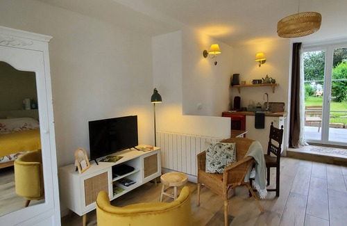 Saint-Fraimbault Lit Et Petit-Déjeuner | Garden-level B&B in the Normandy countryside