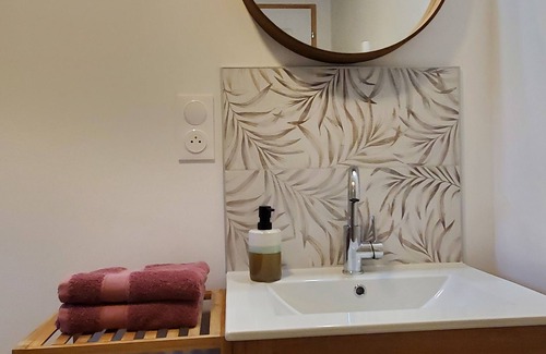 Saint-Fraimbault Lit Et Petit-Déjeuner | Garden-level B&B in the Normandy countryside