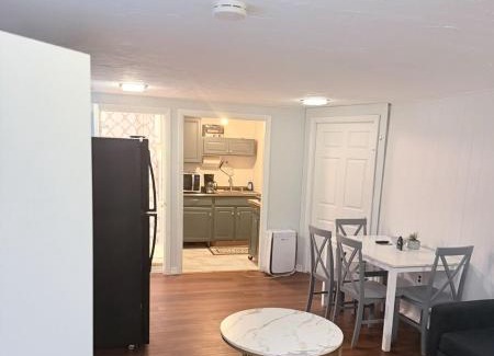 Brockton Appartement | Garden level one bedroom apartment