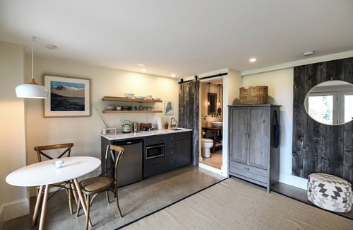 Kittery Appartement | Garden-Level Studio for 2 on the Harbor in Kittery, Maine!