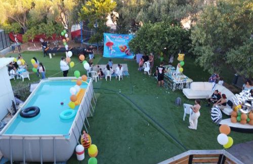 Shlomi Chalet De Ski | Garden on TOP of the WORLD צימר על גג העולם