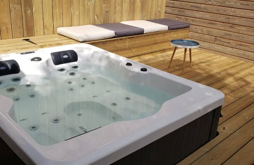 Hennebont Appartement | Garden studio with private Jacuzzi all year round!