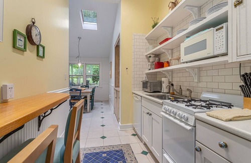 Lakeside Maison | Garden-style cottage with easy beach access, screened porch & small yard