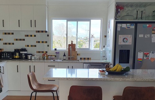 Tauranga Lit Et Petit-Déjeuner | Garden View room at 'Sherwood Forest' Shared Family Home - designed for wellness