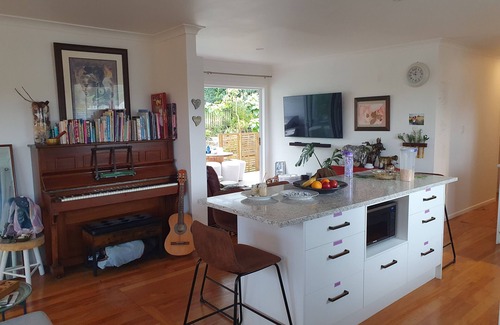 Tauranga Lit Et Petit-Déjeuner | Garden View room at 'Sherwood Forest' Shared Family Home - designed for wellness