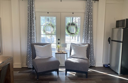 Greenbrier Maison | Gated - Farmhouse Bungalow By Lavender Gardens