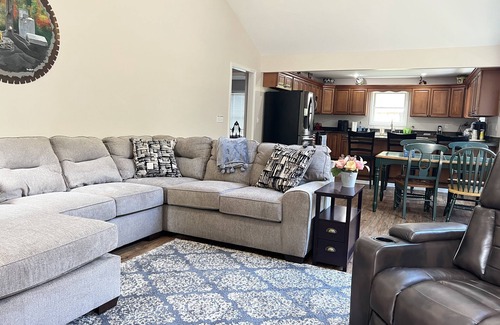 Spring Hill Maison | Gated home nestled in wooded setting- 10 min from Charleston!