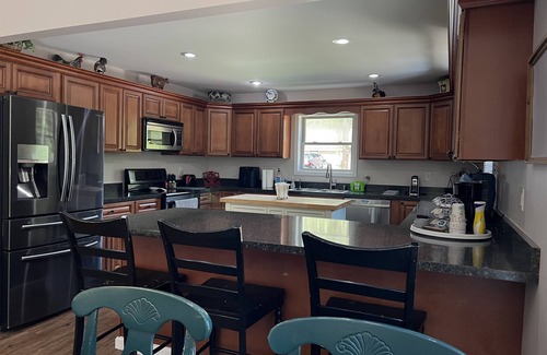 Spring Hill Maison | Gated home nestled in wooded setting- 10 min from Charleston!