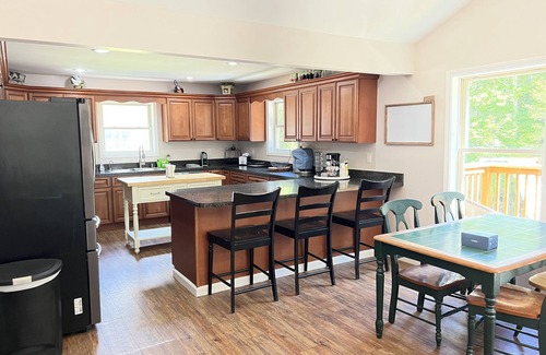Spring Hill Maison | Gated home nestled in wooded setting- 10 min from Charleston!