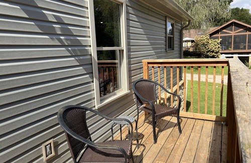 Spring Hill Maison | Gated home nestled in wooded setting- 10 min from Charleston!