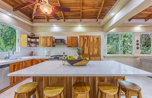 Manuel Antonio Maison | Private Gated Jungle House - Près de la plage! Faible taux d'introduction!