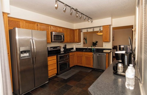 Tucson Maison | Stylish Gated Gem—Garage, Pool, Spa & Super WiFi! DownTown, I-10, U of A,