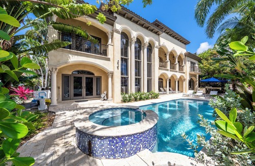 Las Olas Isles Maison | Fort Lauderdale Waterfront Luxury Mansion avec piscine, voir la vidéo ci-jointe