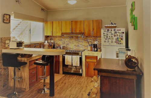 San Isidro de Grecia Maison | Gated, Year round springon Poas Mountain, new American owned nature lodge