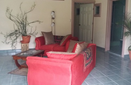 San Isidro de Grecia Maison | Gated, Year round springon Poas Mountain, new American owned nature lodge