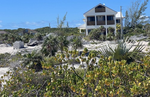 William's Town Cottage | Gateway for couples and families in beautiful tropic of cancer beach