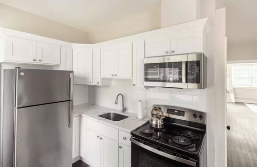 Newark Maison | Gateway to Adventure: Modern Home Minutes from EWR
