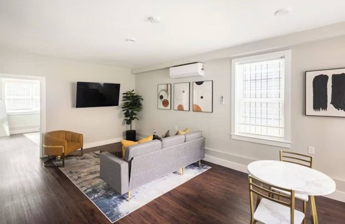Newark Maison | Gateway to Adventure: Modern Home Minutes from EWR