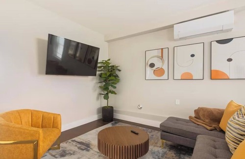 Newark Maison | Gateway to Adventure: Modern Home Minutes from EWR