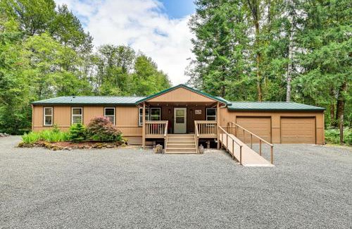 Packwood Maison | Gateway to Mt Rainier Riverfront Haven with Hot Tub