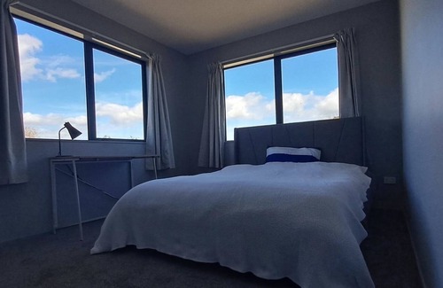 Manurewa Maison | Gateway to New Zealand BRAND NEW HOME Panoramic views & NEW playground