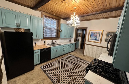Davenport Maison | Gatsby charm with modern comforts! Historic home & neighborhood w large backyard