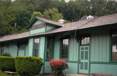 Charlton Heights Maison | Gauley Bridge train station side two