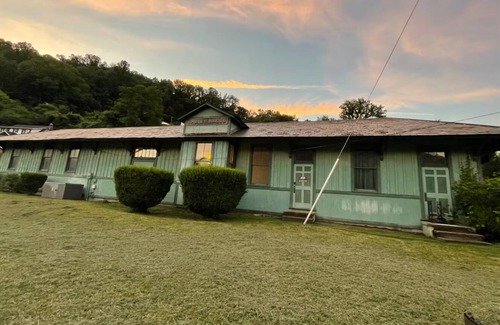 Charlton Heights Maison | Gauley Bridge train station side two