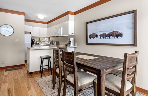Black Butte Ranch Maison | GC094 | Classic and updated condo on the Big Meadow Golf course 18th Fairway.