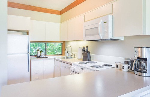 Black Butte Ranch Maison | GC094 | Classic and updated condo on the Big Meadow Golf course 18th Fairway.