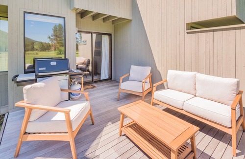 Black Butte Ranch Maison | GC094 | Classic and updated condo on the Big Meadow Golf course 18th Fairway.