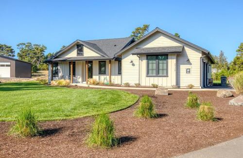 Surf Pines Maison | Gearhart Getaway - Gated Community Home w/Hot Tub, Walk to Beach