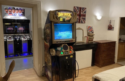 Seurre Autre | Geek Castle in Seurre: 30 beds, 12 bedrooms, arcade terminals and pinball machines
