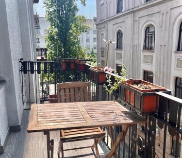 Szentimrevaros Appartement | Gellert Square Family Residence - Premium Stay in Buda Side's Cultural Center